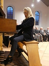 Margaria Yeromina w&auml;hlt spontan das Ave Maria - sie singt und begleitet sich selbst (Foto: R. Englert)