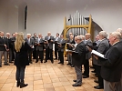 Zum Abschluss singt der M&auml;nnerchor noch das Lieblingslied von M. Yeromina - dieses Mal dirigiert sie selbst (Foto: R. Englert)