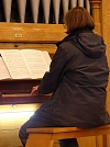 Vioal Kremzow an der Orgel f&uuml;r uns (Foto: R. Englert)