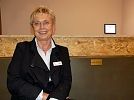 Brunhilde Stolze auf ihrer Bank in der Jugendkirche - zum Dank f&uuml;r ihre Arbeit bekam sie die "Brunhilde-Stolze-Bank" in die Jugendkirche gestellt (Foto: R. Englert)