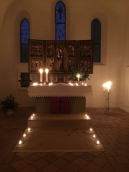 Altar von Kerzen erhellt  (Foto: Simone Henkel )