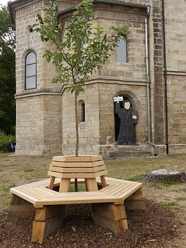 Die Lutherbank wurde &uuml;bergeben (Foto: R. Englert)