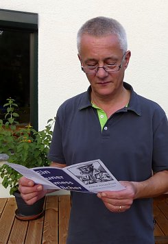 Dr. Uwe Krieger, Pr&auml;ses der Kreissynode, mit dem neuen Flyer (Foto: R. Englert)