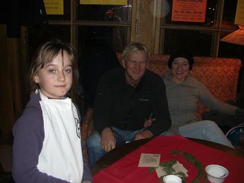 Kellner mit G&auml;sten (Foto: Lisaweta Schulz)