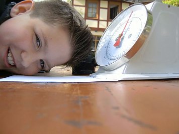 B&uuml;cherwaage (Foto: Frank Tuschy)