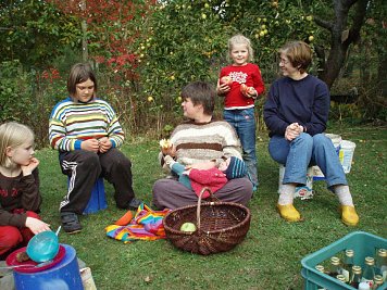 Unterm Apfelbaum (Foto: Sabine Schubert)