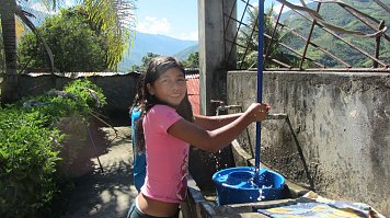 M&auml;dchen am Wasserhan (Foto: Nachtwey)