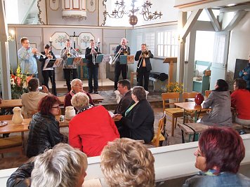 Blasmusik zum Kaffee, bis die letzten G&auml;ste gingen (Foto: Regina Englert)
