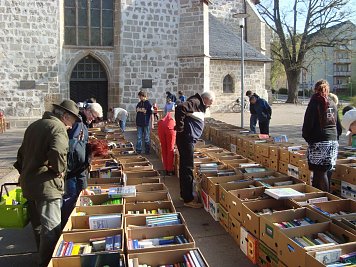B&uuml;chermarkt vor der Blasii - Kirche (Foto: Neitzke)