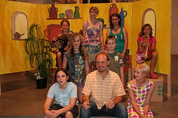 Stolz pr&auml;sentieren Carsten Miseler und einige Darsteller die neuen Kulissen f&uuml;r ihr Musical.  (Foto: Sylvia Spehr)