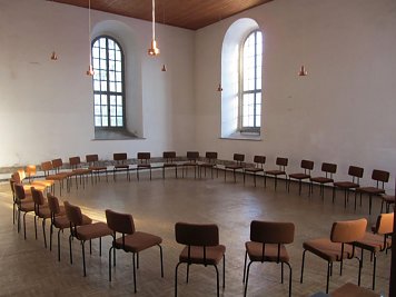 Hier stehen die St&uuml;hle noch in Niedergebra, doch jetzt freut sich Ellrich &uuml;ber ihren Dienst (Foto: B. Halver)