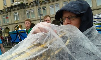 Gut gesch&uuml;tzt wird weitergespielt (Foto: MK)