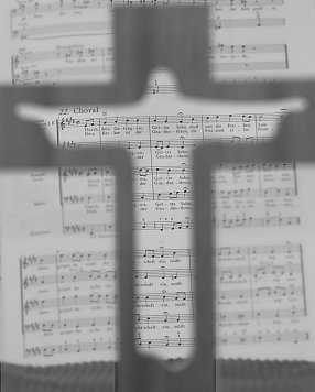 Auferstehungskreuz vor der Johannespassion (Foto: MK)