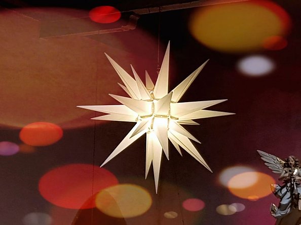 Herrenhuterstern in der St. Marien-Kirche Bleicherode (Foto: R. Englert)