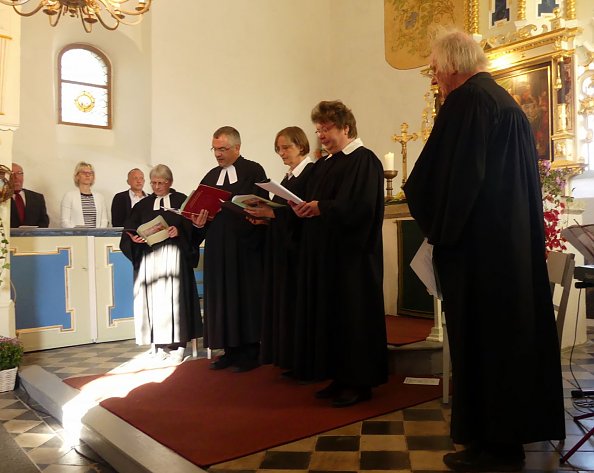 Alle Pfarrer, Lektorin Neubert und im Hintergrund die B&uuml;rgermeisterin der Gemeinde Sonnenstein (Foto: R. Englert)