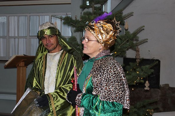 Die K&ouml;nige beim Krippenspiel in Elende - Carlos Rivero Santana und Katja Rivero Santana (Foto: B. Eckstein)