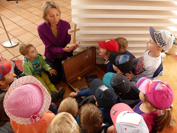 Gemeindep&auml;dagogin Kerstin M&uuml;ller mit dem Kindergarten Niedergebra (Foto: R. Englert)