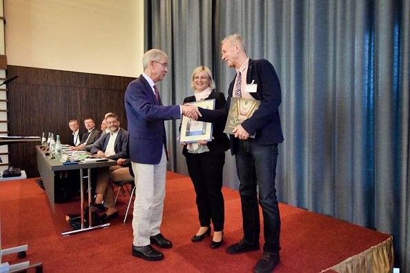 Preis&uuml;bergabe in Rostock (Foto: KiBa)