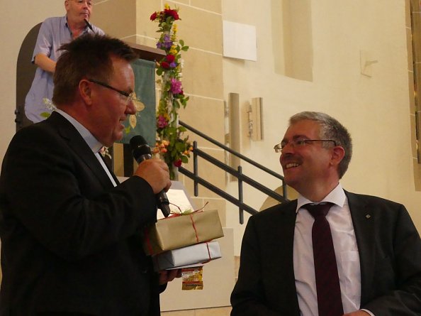 Ein Herrenhuter Stern f&uuml;r Pfarrer i.R. Richard Hentrich (Foto: Regina Englert)