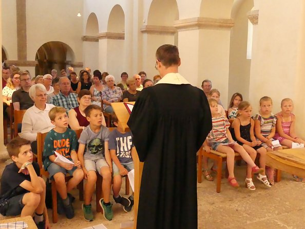 Johanni in M&uuml;nchenlohra mit Pfarrer Michael Blaszcyk (Foto: R. Englert)
