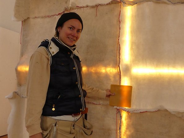 Kata Adamek - die Leipziger K&uuml;nstlerin in Niedergebra in Aktion (Foto: Regina Englert)