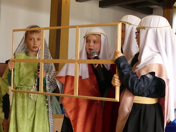 Schaut durch das Fenster - Jesus sitzt tats&auml;chlich bei Zach&auml;us (Foto: R. Englert)