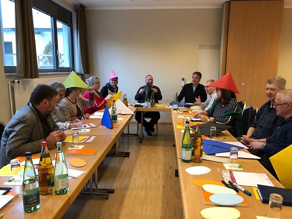 Ein erstes Ausprobieren, ob der Hut denn so passt und wie es sich anf&uuml;hlt (Foto: A. Schwarze)