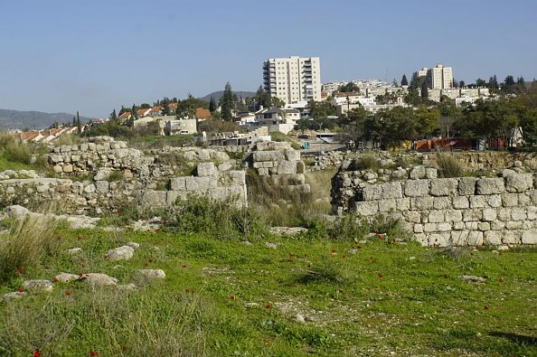 Bet Schemesch: Antike Ruinen und moderne H&auml;user.  (Foto: H. Meinhold)