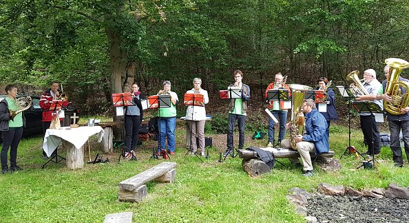 Waldgottesdienst mit Posaunenchor in Rothes&uuml;tte (Foto: EVKS)