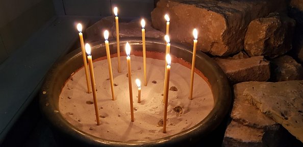 Kerzen in der Pilgerkirche in Elende (Foto: Regina Englert)