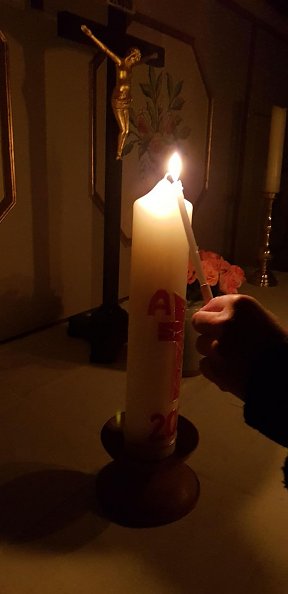 Entz&uuml;nden der Osterkerze  (Foto: Regina Englert)