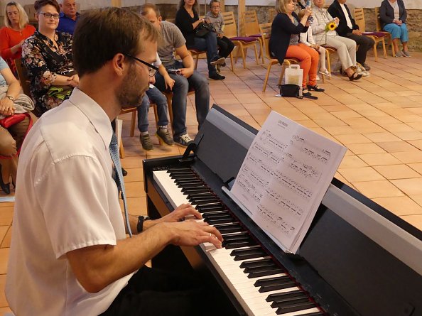 Pfarrer Michael Steinke spielte E-Piano und Gitarre f&uuml;r die Familien (Foto: R. Englert)