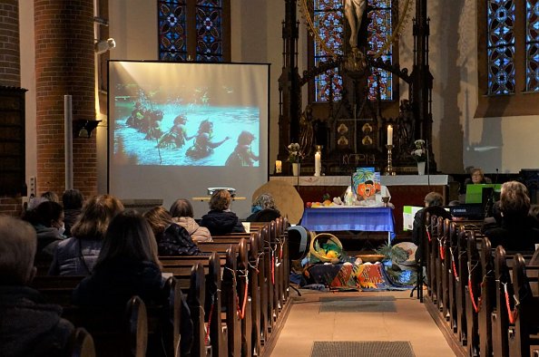 Jede 2. Bankreihe war gesperrt und die Pl&auml;tze zuvor nach einem genauen Plan zugeteilt. (Foto: Chr. Heimrich)