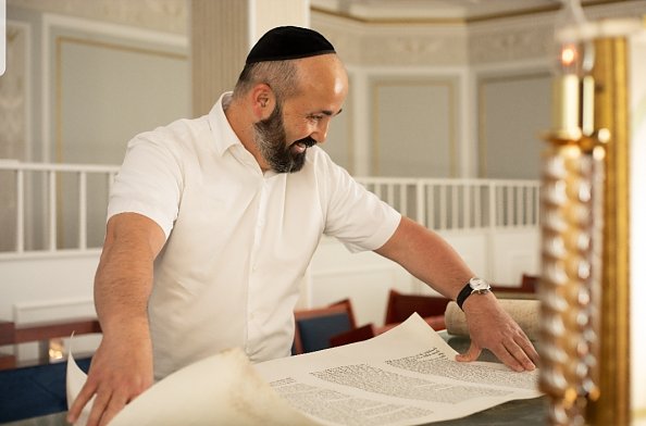 Rabbiner Yaacobov mit dem ersten Blatt der neuen Tora f&uuml;r die Synagoge Erfurt (c) Alice End (Foto: Alice End)