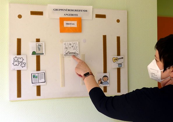 Dagmar H&ouml;ppner mit dem Tagesplan Am F&ouml;rstemannpark (Foto: R. Englert)