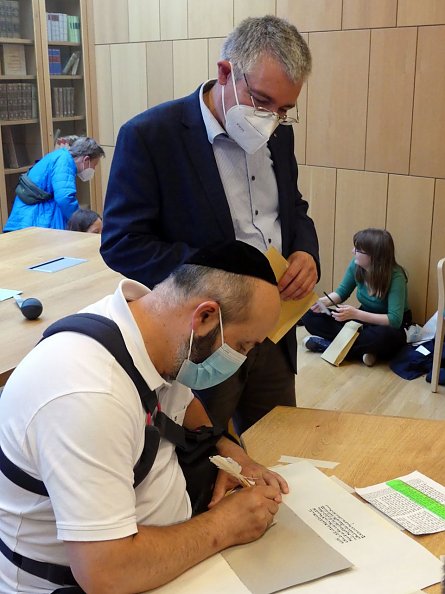 Auch f&uuml;r den Superintendenten schreibt der Rabbi den Namen (Foto: R. Englert)