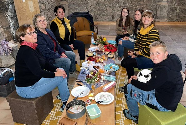 Genie&szlig;er in der Loungeecke von St. Johannis (Foto: KG Ellrich)
