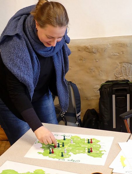 Pfarrerin Annegret Steinke erl&auml;utert das Modell ihrer Gruppe (Foto: R. Englert)