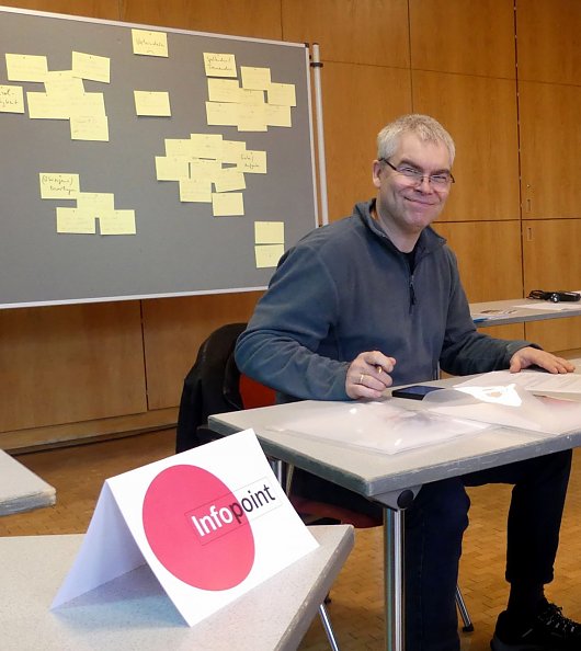 Amtsleiter Ralf R&uuml;diger am Info-Point f&uuml;r das Planspiel (Foto: R. Englert)