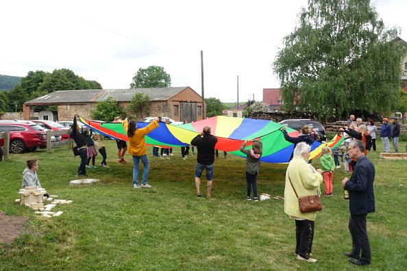 Gemeinsamkeit sp&uuml;ren am Schwungtuch (Foto: Lothar Westphal)