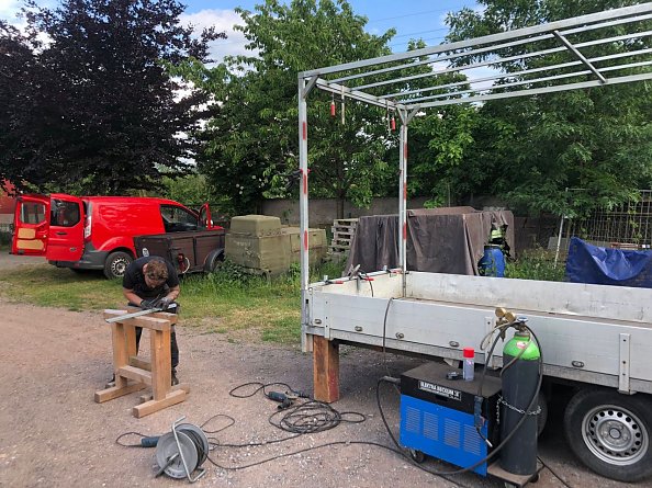 Umbau des Anh&auml;ngers zur Spielwerkstatt (Foto: Alexander Ibe)