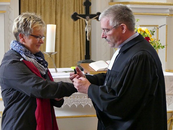 Segen am Band f&uuml;r die Stellvertretende Vorsitzende des Kirchspiels Iris Schult von Superintendent Andreas Schwarze (Foto: R. Englert)