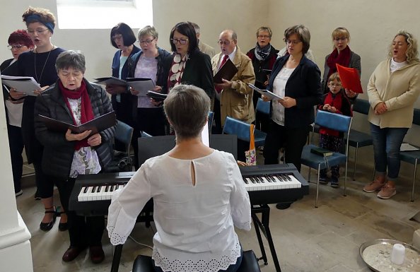 Der Kirchenchor in Auleben mit Kreiskantorin Christine Heimrich (Foto: R. Englert)