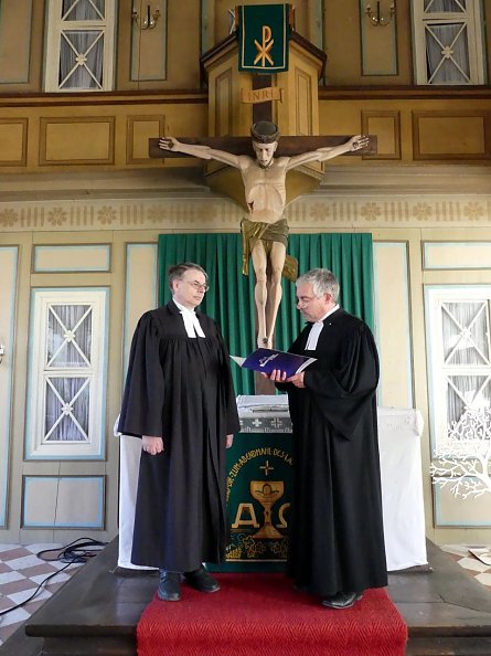 Ruhestandsurkunde f&uuml;r Pfarrer Thomas Ahlhelm (Foto: R. Englert)