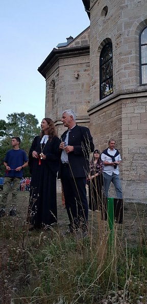 Regionalbisch&ouml;fin Frau Dr. Friederike Spengler mit Stephan Domann auf dem Naturlehrpfad in W&uuml;lfingerode  (Foto: Regina Englert)