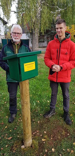 Das Team der Harzer Wandernadel in Elende im Einsatz - Hans-J&uuml;rgen Bley und Josia G&ouml;dicke (Praktikant) (Foto: R. Englert)