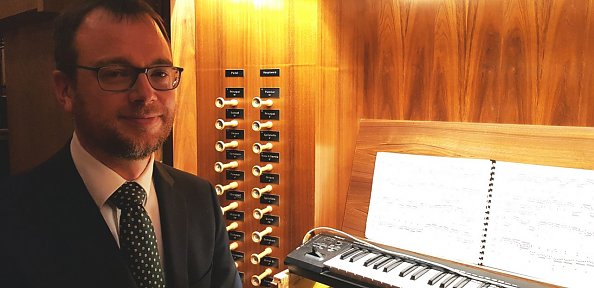 Ein gl&uuml;cklicher Kantor zum Ende der Abendmusik  (Foto: Regina Englert)