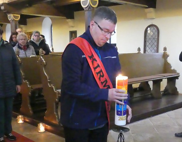 Der neue Kirmesschulze Felix A&szlig;mann beim Einzug in die Kirche (Foto: R. Englert)