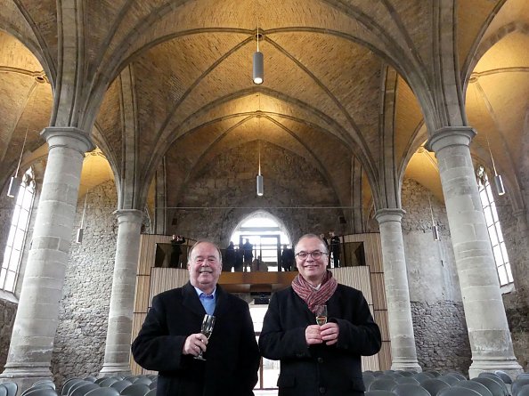 Prosit - es m&ouml;ge gelingen - die Netzwerkkirche Ellrich ist er&ouml;ffnet - freuen sich Martin Bischoff vom Kirchbauverein und Pfarrer Jochen Lenz (Foto: R. Englert)