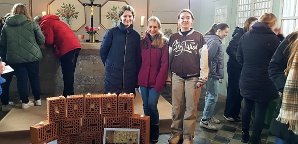 Leni, Emma und Laila gestalteten die Klagemauer (Foto: R. Englert)